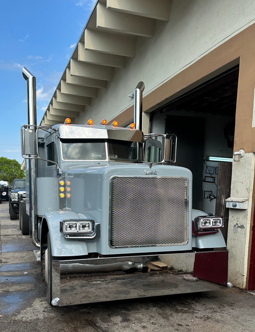 20” Universal Chrome Bumper Fits International 9370, 2011 & Newer; Kenworth W900B, 2007 & Newer; Peterbilt Model 362, 388, 389, & 2008 Western Star